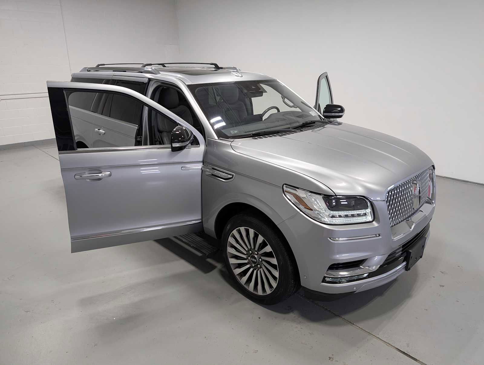 Used 2020 Lincoln Navigator L Reserve w/ Luxury Package AWD/4WD image 16