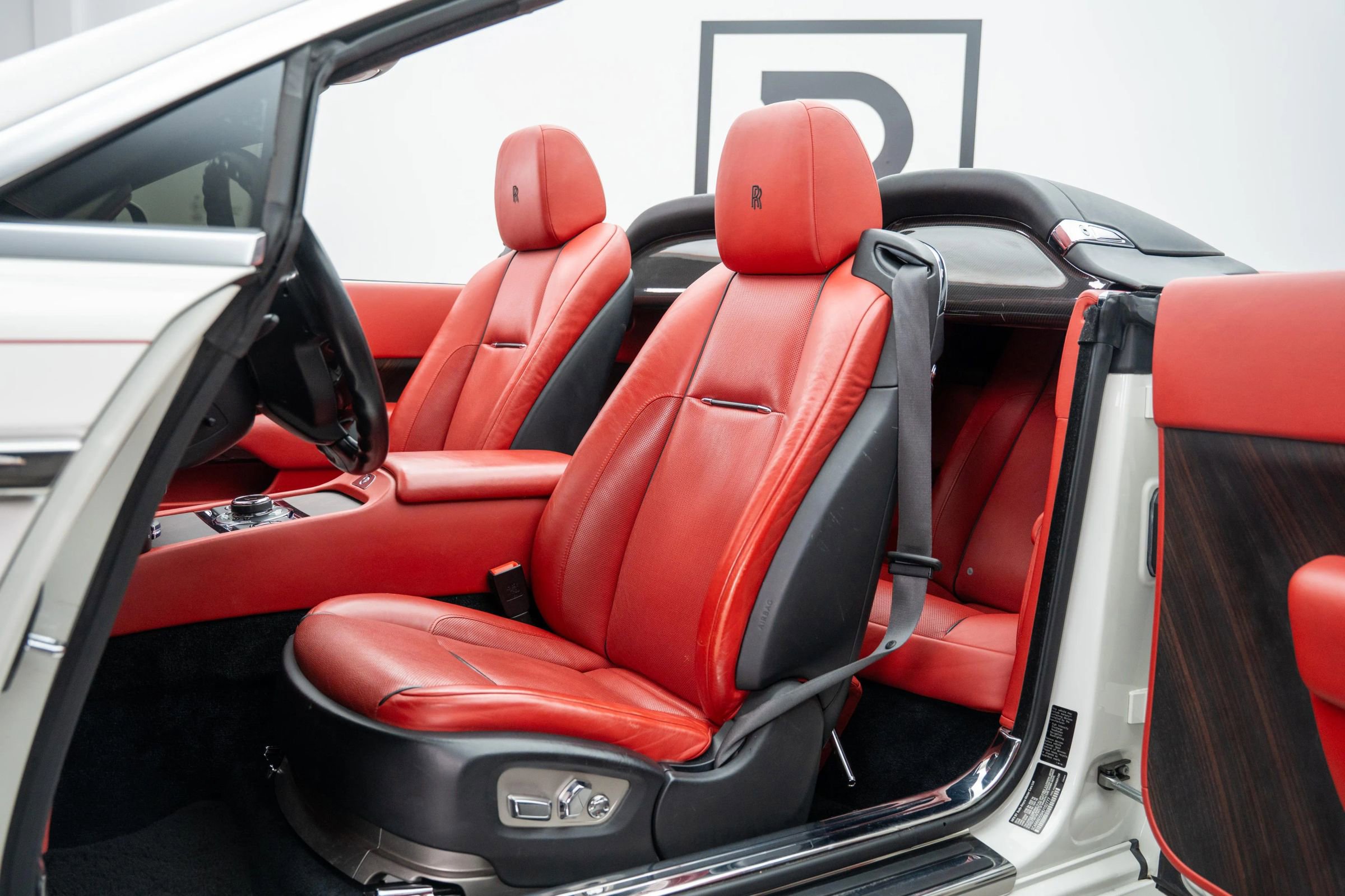 Used 2017 Rolls-Royce Dawn image 3