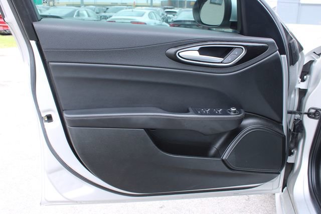 Used 2017 Alfa Romeo Giulia Sprint w/ Cold Weather Package image 10