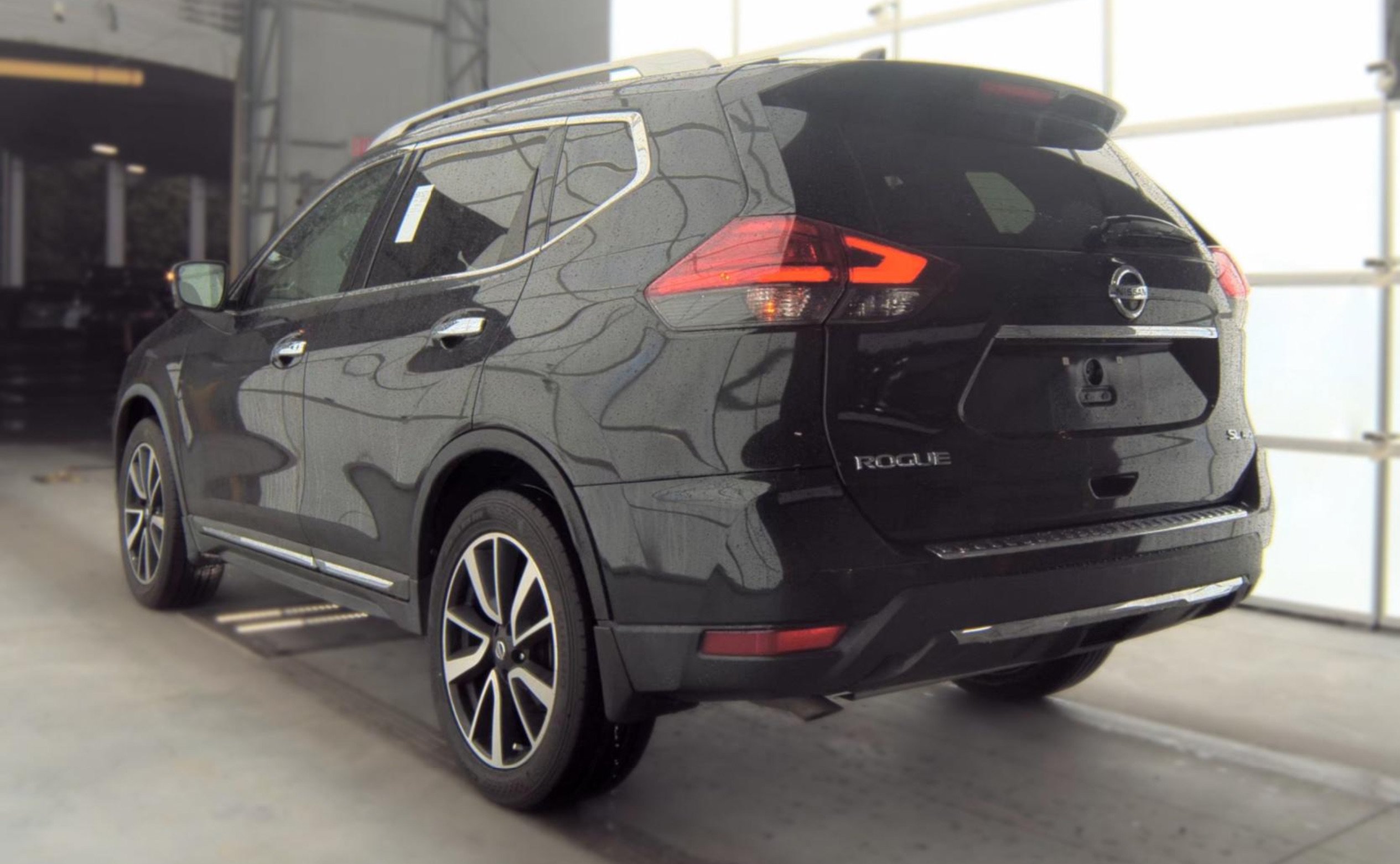 Used 2017 Nissan Rogue SL w/ SL Premium Package AWD/4WD image 4