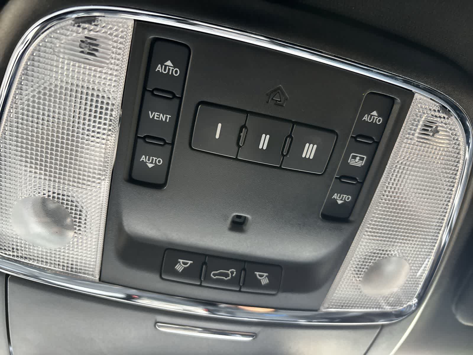 Used 2015 Jeep Grand Cherokee Overland w/ Advanced Technology Group AWD/4WD image 30