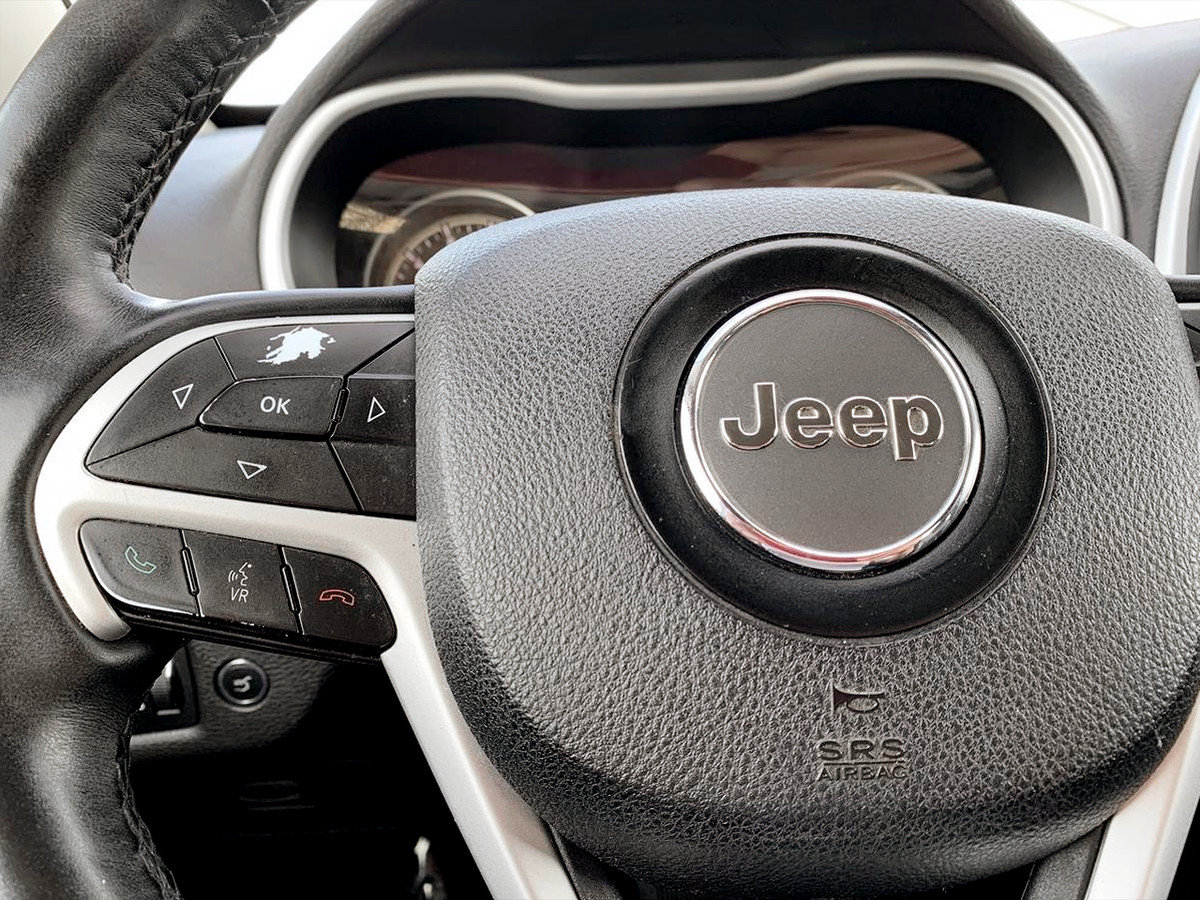 Used 2017 Jeep Cherokee Trailhawk w/ Comfort/Convenience Group AWD/4WD image 18