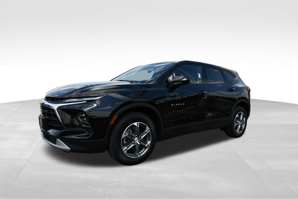 Used 2025 Chevrolet Blazer LT AWD/4WD image 2