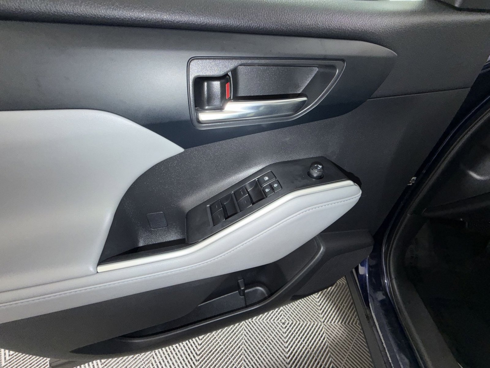 Used 2022 Toyota Highlander XLE image 15