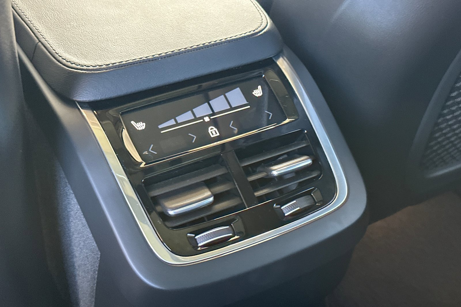 Certified 2025 Volvo XC90 B6 Plus image 14