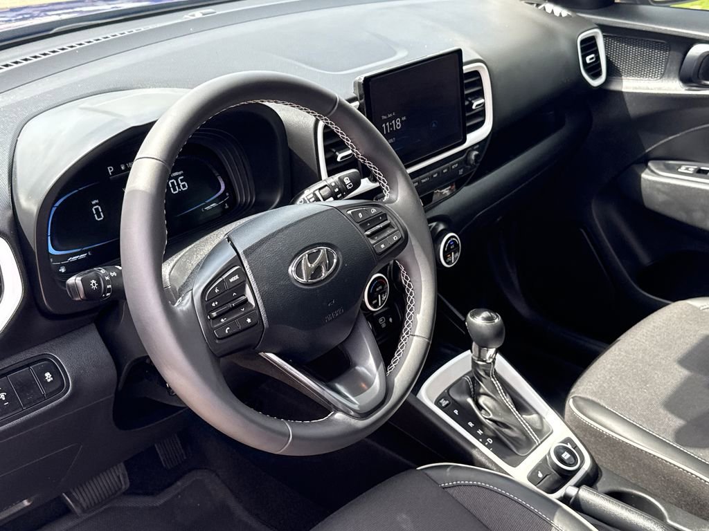 Certified 2025 Hyundai Venue Limited FWD image 17