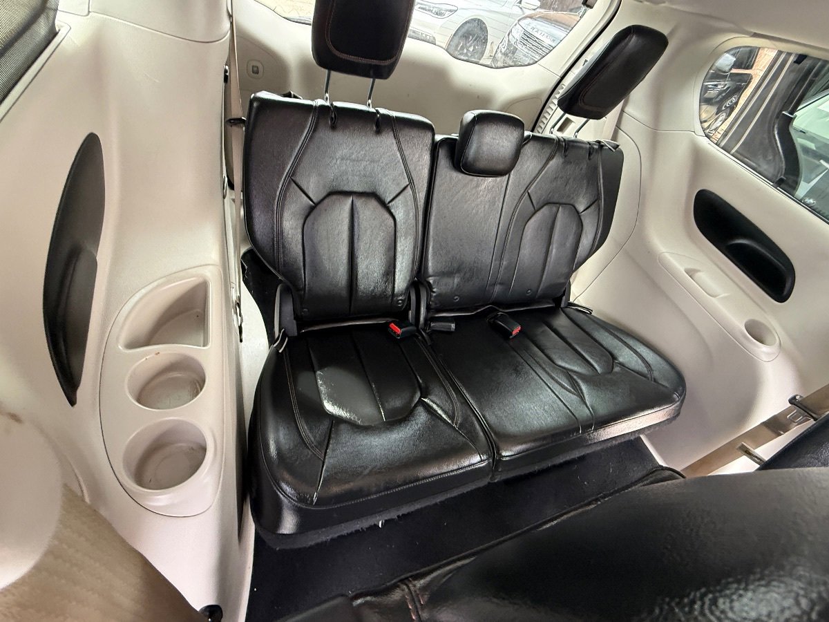 Used 2017 Chrysler Pacifica Touring-L FWD image 18