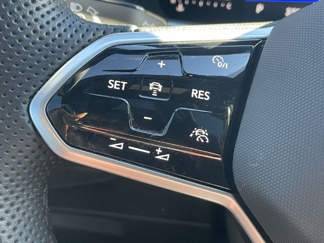 Certified 2023 Volkswagen Tiguan SE R-Line FWD image 22