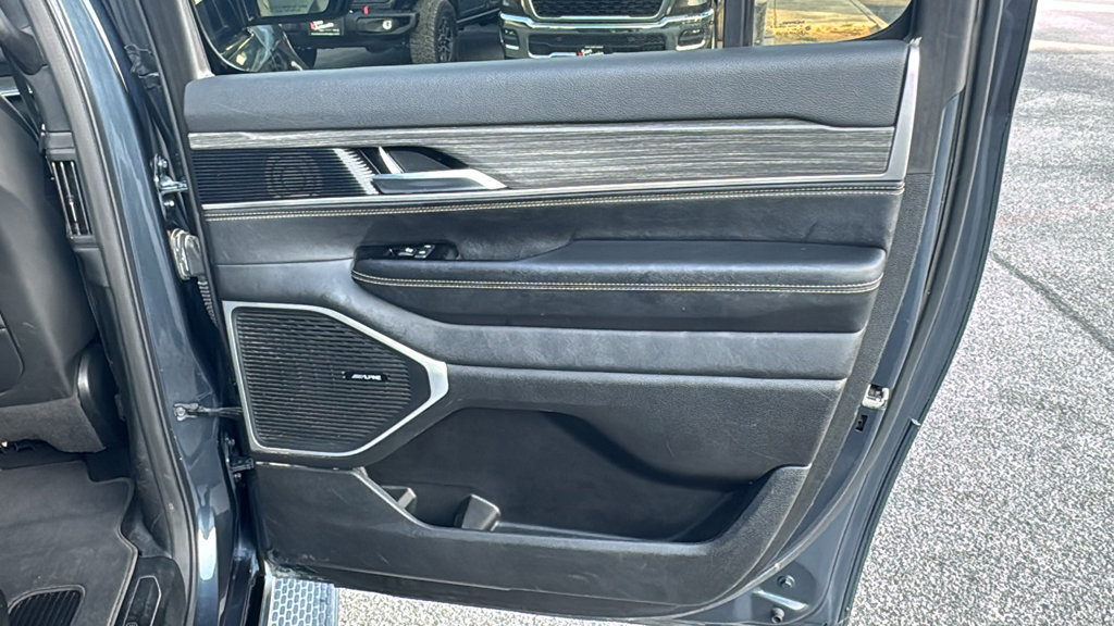 Used 2024 Jeep Wagoneer L Series II w/ Flexible Seating Group RWD image 24
