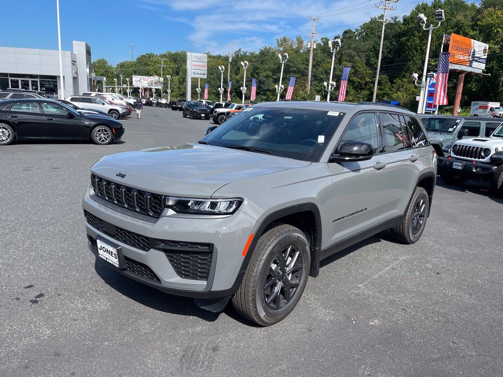 New 2027 Jeep Grand Cherokee Altitude AWD/4WD image 1