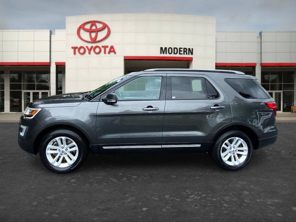 Used 2017 Ford Explorer XLT w/ Equipment Group 202A FWD image 8