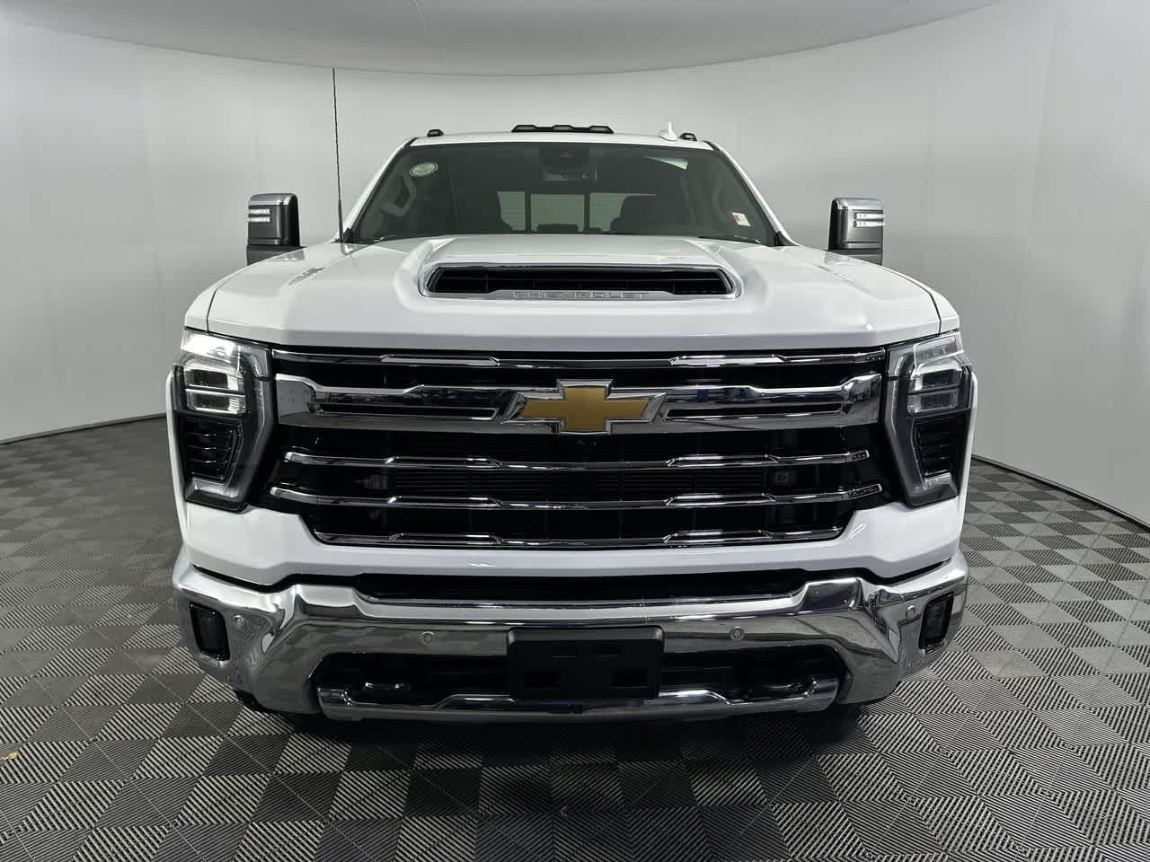 Used 2024 Chevrolet Silverado 2500 LTZ w/ LTZ Convenience Package AWD/4WD image 3
