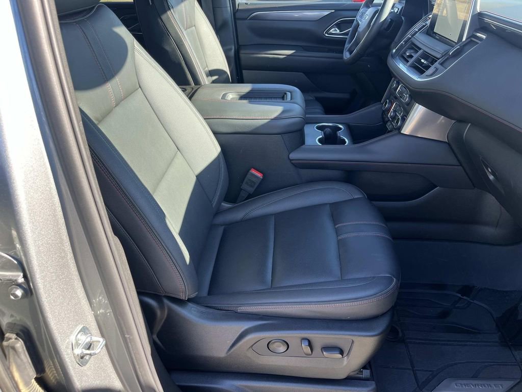 Used 2024 Chevrolet Suburban RST w/ Luxury Package image 32