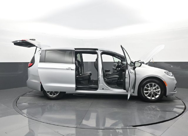 Used 2026 Chrysler Pacifica Limited FWD image 32