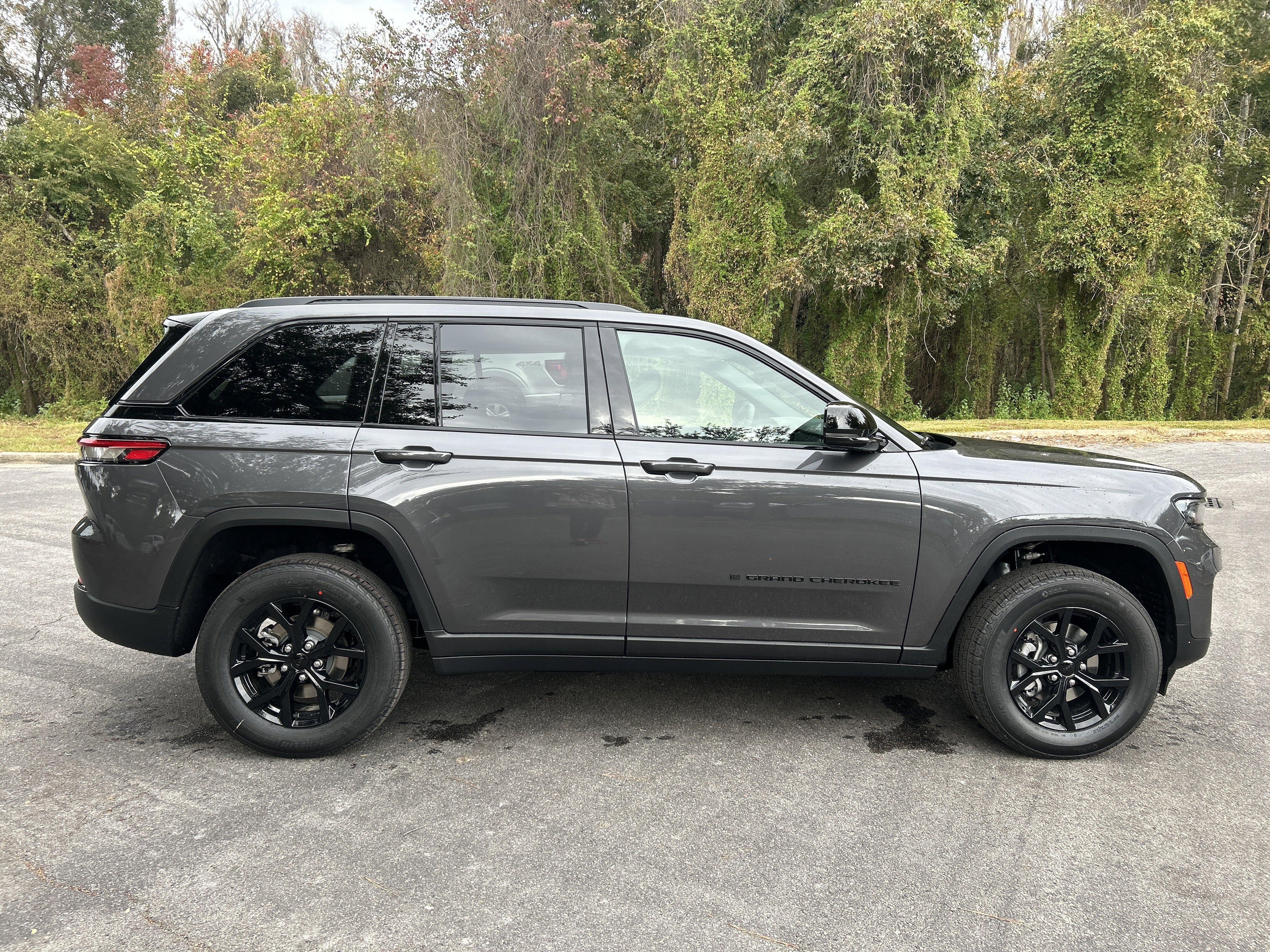 New 2025 Jeep Grand Cherokee Altitude image 10