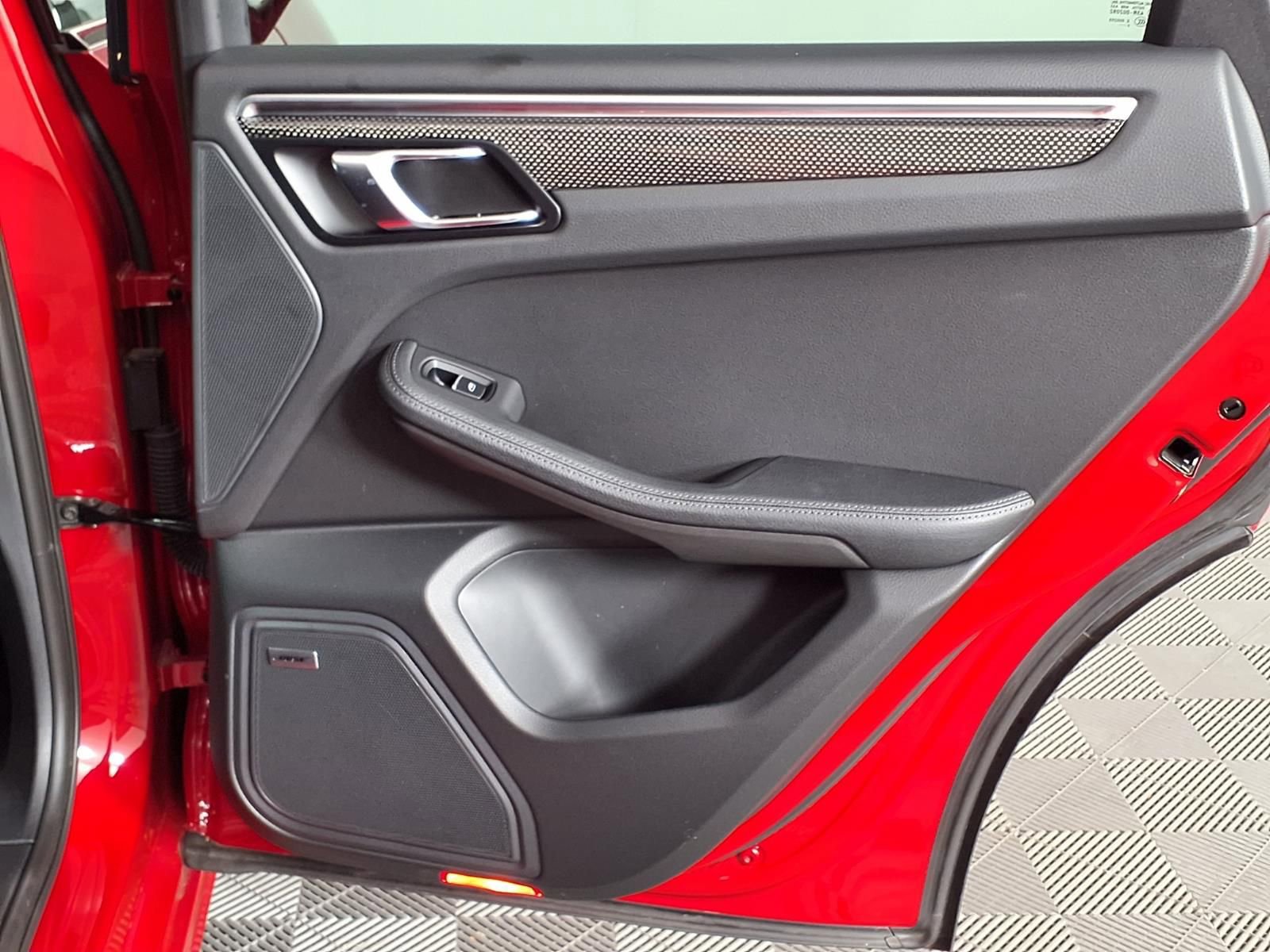 Used 2024 Porsche Macan Turbo image 11