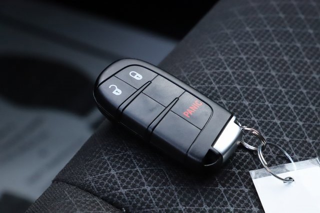 Used 2021 Jeep Grand Cherokee Laredo image 32