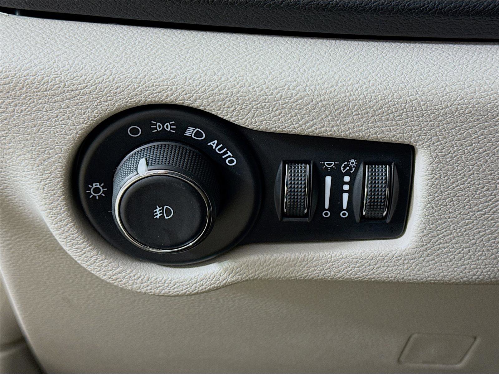 Used 2024 Chrysler Pacifica Touring-L image 10