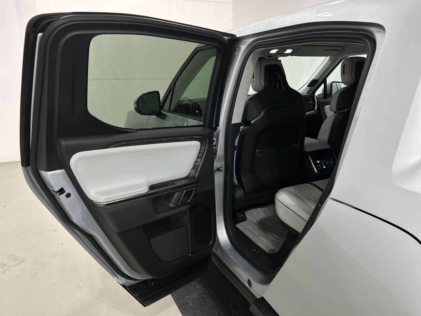 Used 2022 Rivian R1T Adventure image 17