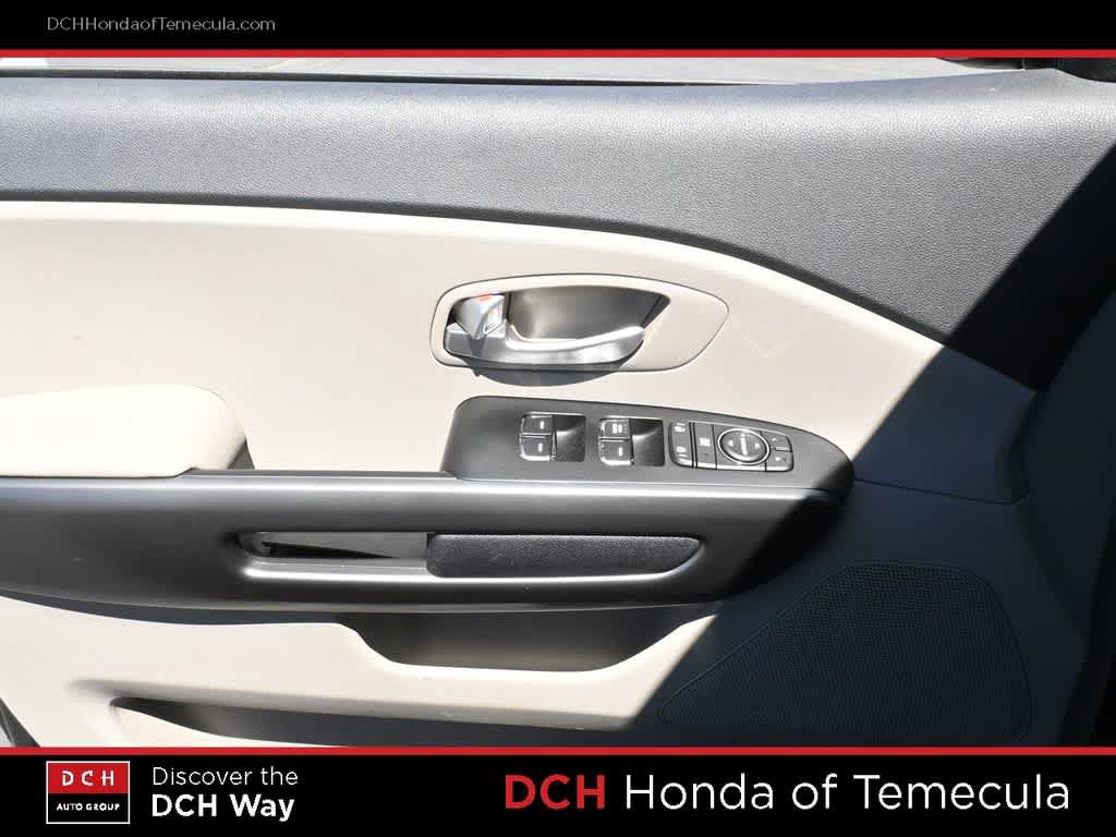 Used 2021 Kia Sedona EX FWD image 16