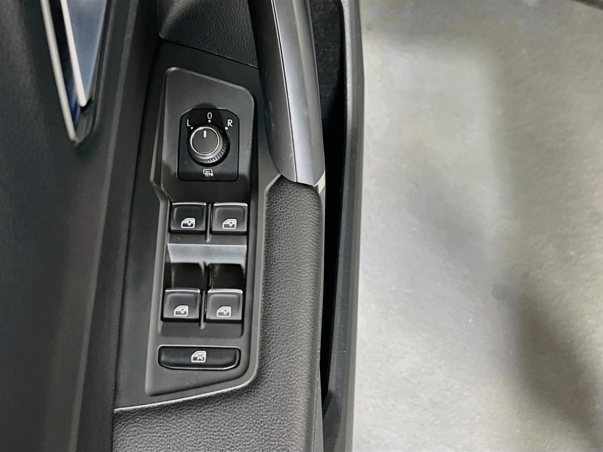 Used 2018 Volkswagen Tiguan SEL AWD/4WD image 18