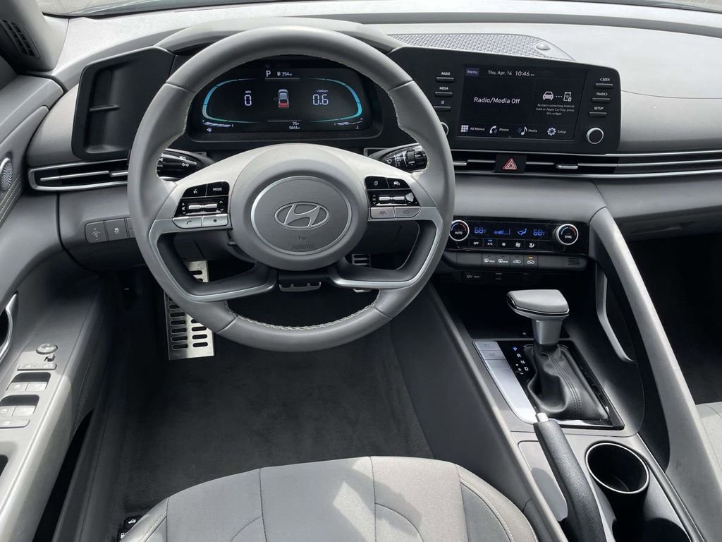 Certified 2025 Hyundai Elantra Sport FWD image 9