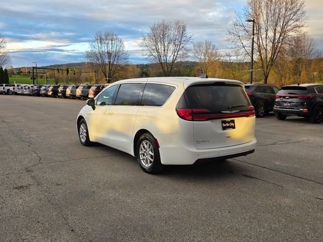 Used 2023 Chrysler Pacifica Touring-L FWD image 6