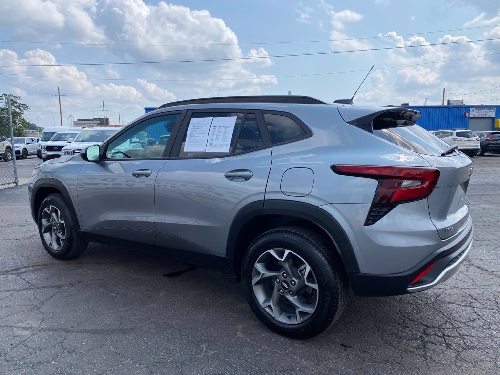 Used 2025 Chevrolet Trax LT FWD image 6