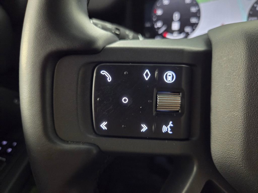 Used 2025 Land Rover Defender 130 X-Dynamic SE image 18