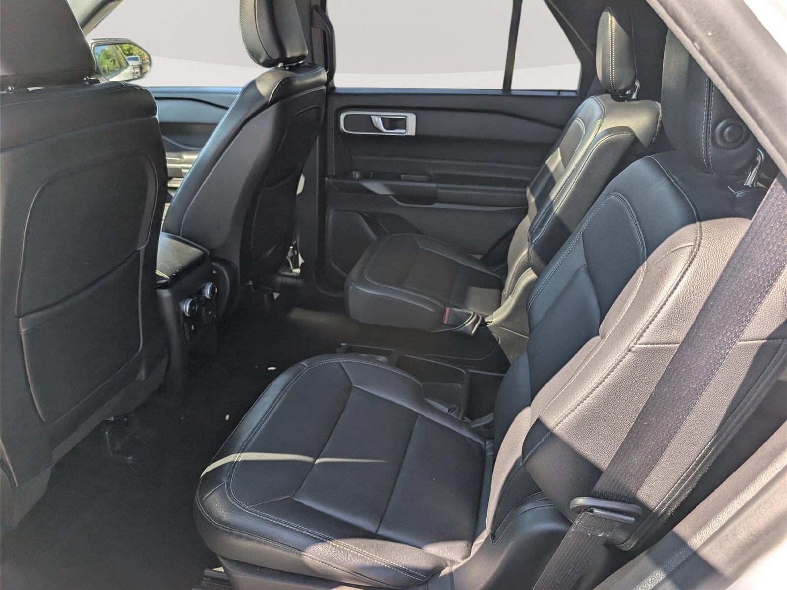 Used 2020 Ford Explorer XLT w/ Equipment Group 202A AWD/4WD image 15