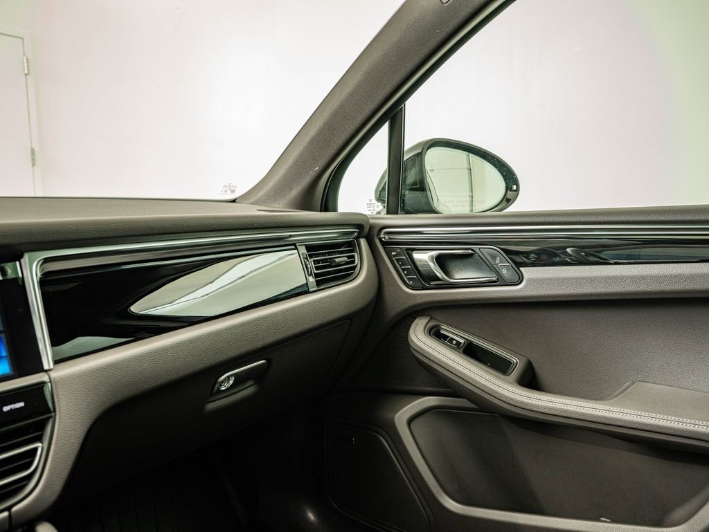 Certified 2025 Porsche Macan AWD/4WD image 35