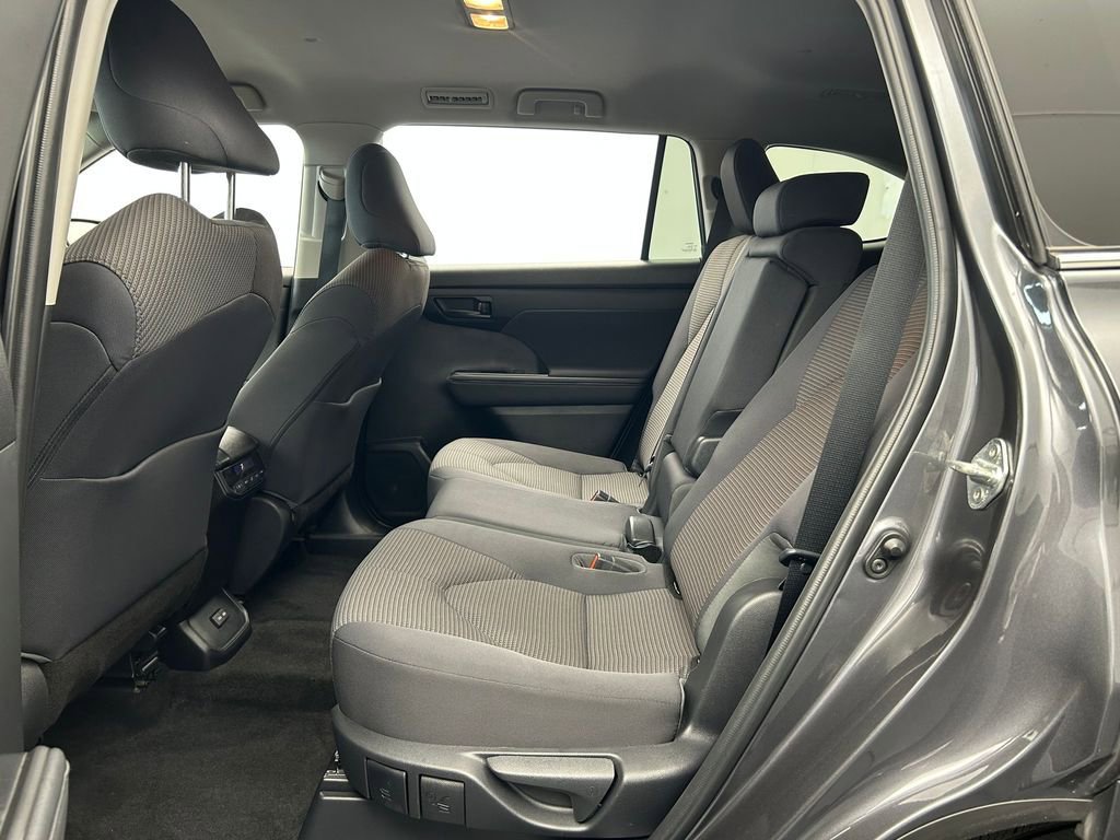 Used 2023 Toyota Highlander LE image 28