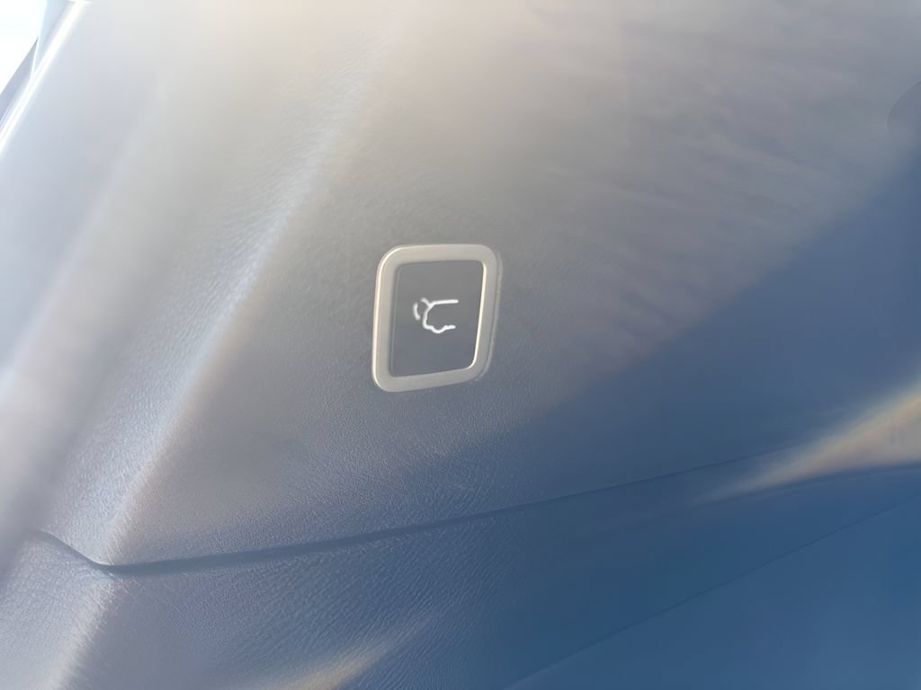 Used 2025 Chrysler Voyager LX FWD image 20