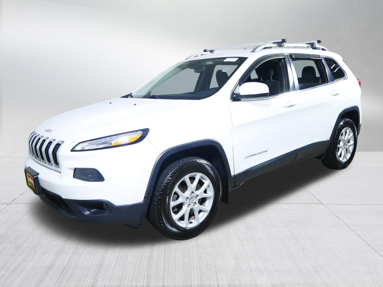 Used 2017 Jeep Cherokee Latitude w/ Cold Weather Group AWD/4WD image 3