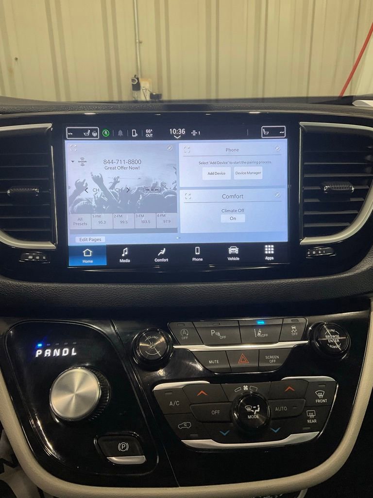 Used 2024 Chrysler Pacifica Touring-L image 18
