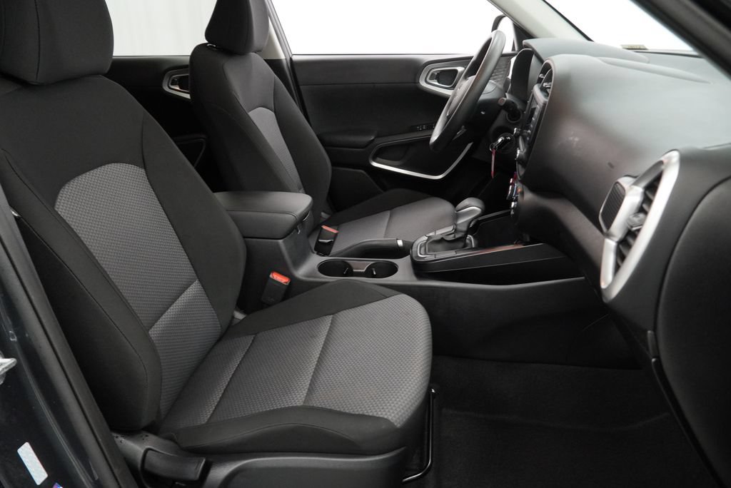 Used 2025 Kia Soul LX w/ LX Technology Package FWD image 29