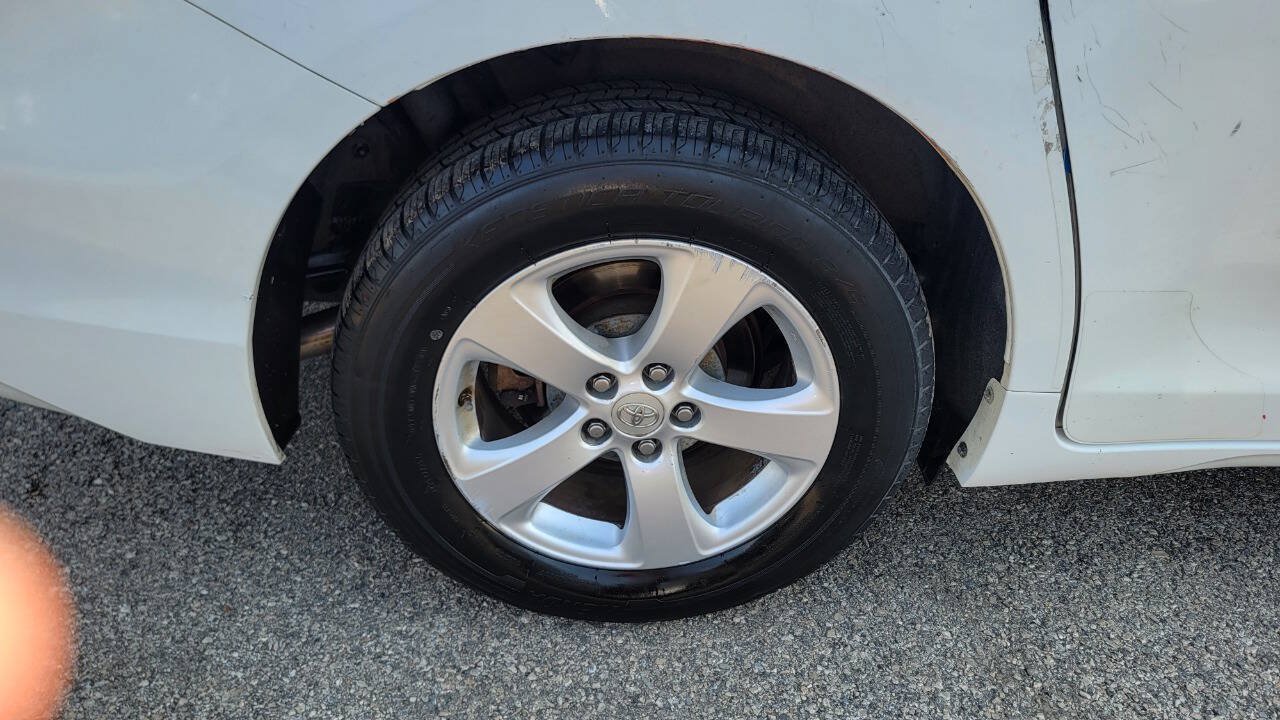 Used 2014 Toyota Sienna L FWD image 24