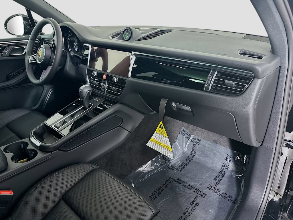 Certified 2026 Porsche Macan AWD/4WD image 31