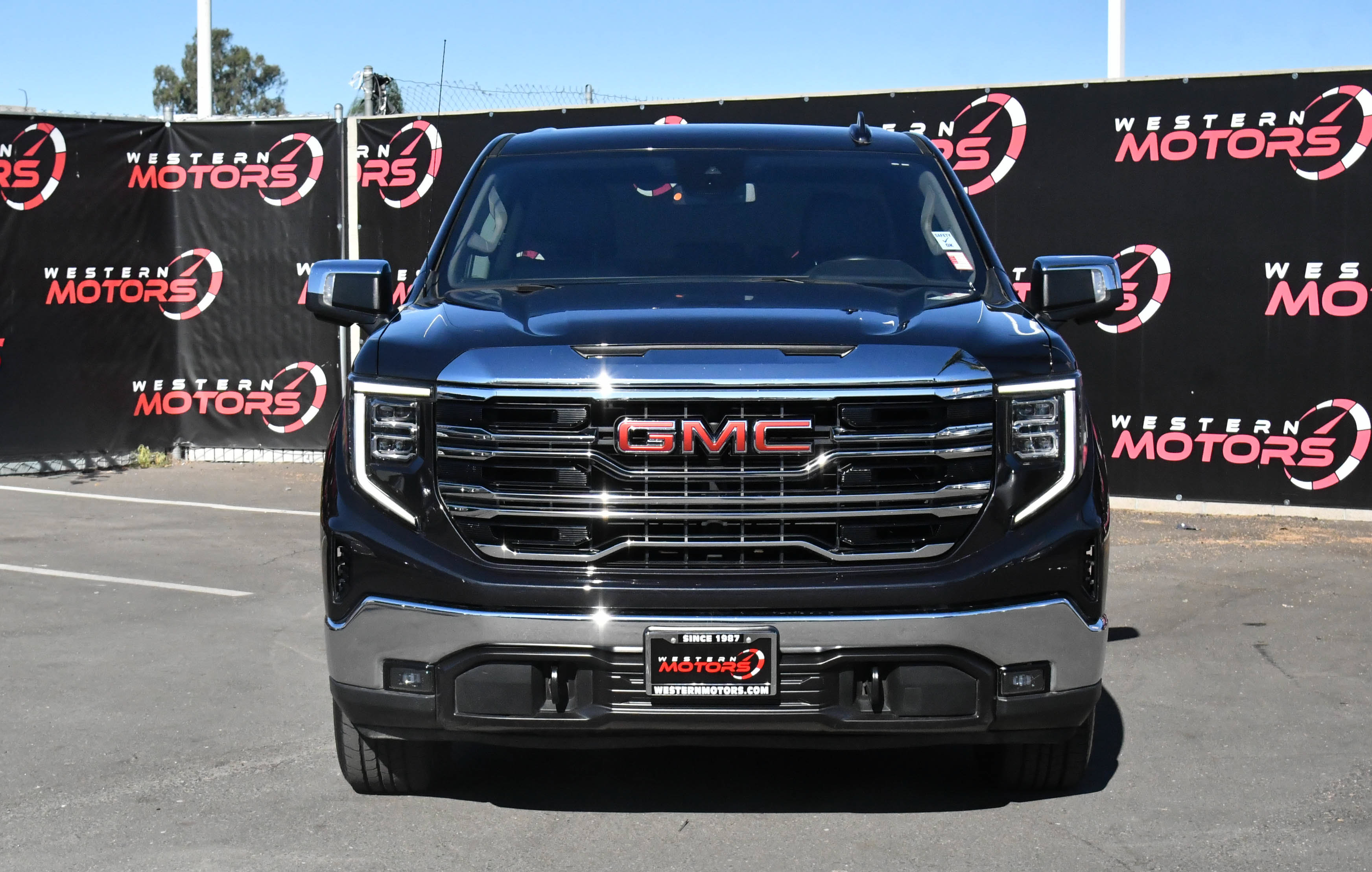 Used 2025 GMC Sierra 1500 SLT AWD/4WD image 2