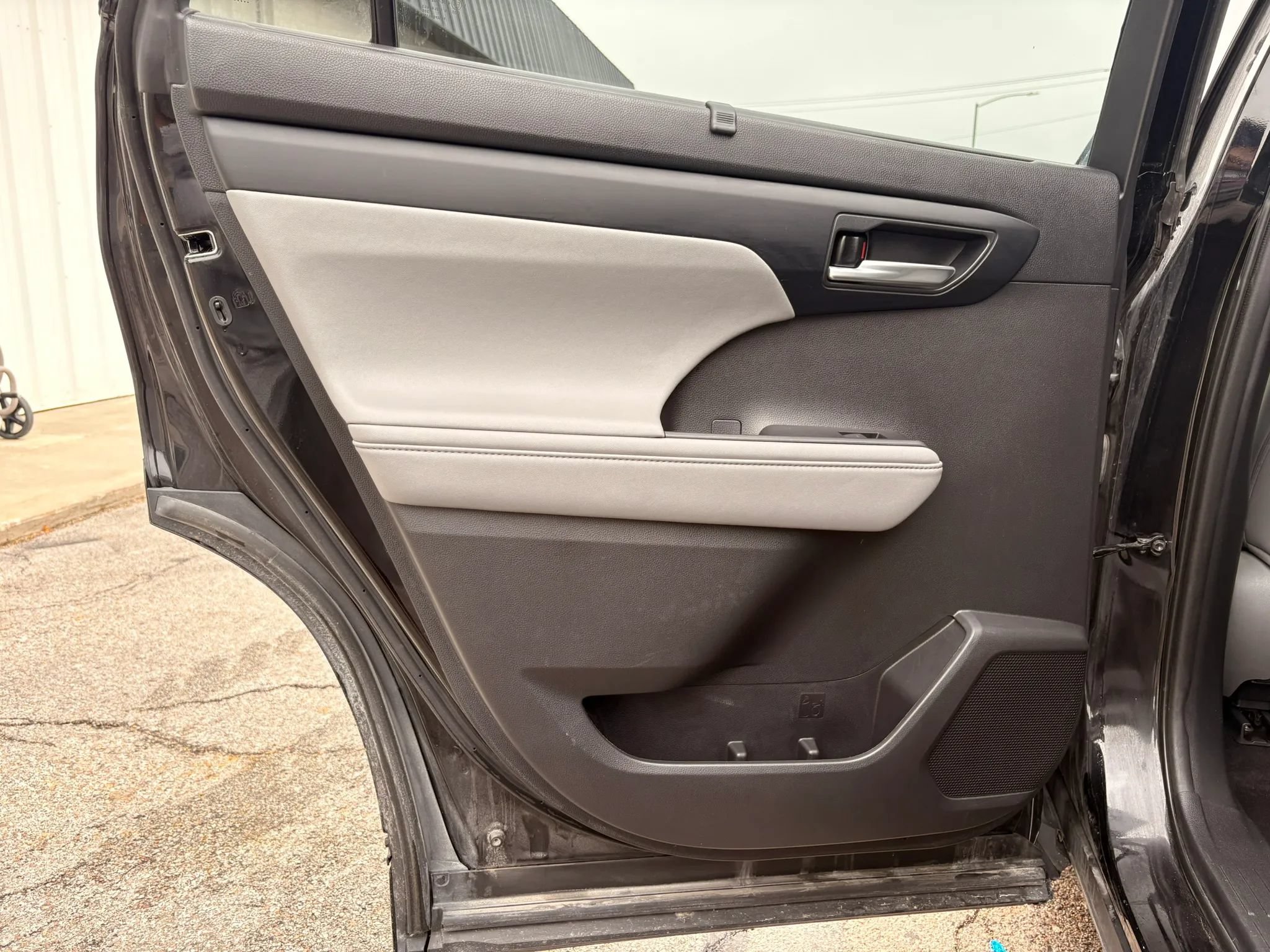 Used 2021 Toyota Highlander XLE AWD/4WD image 14