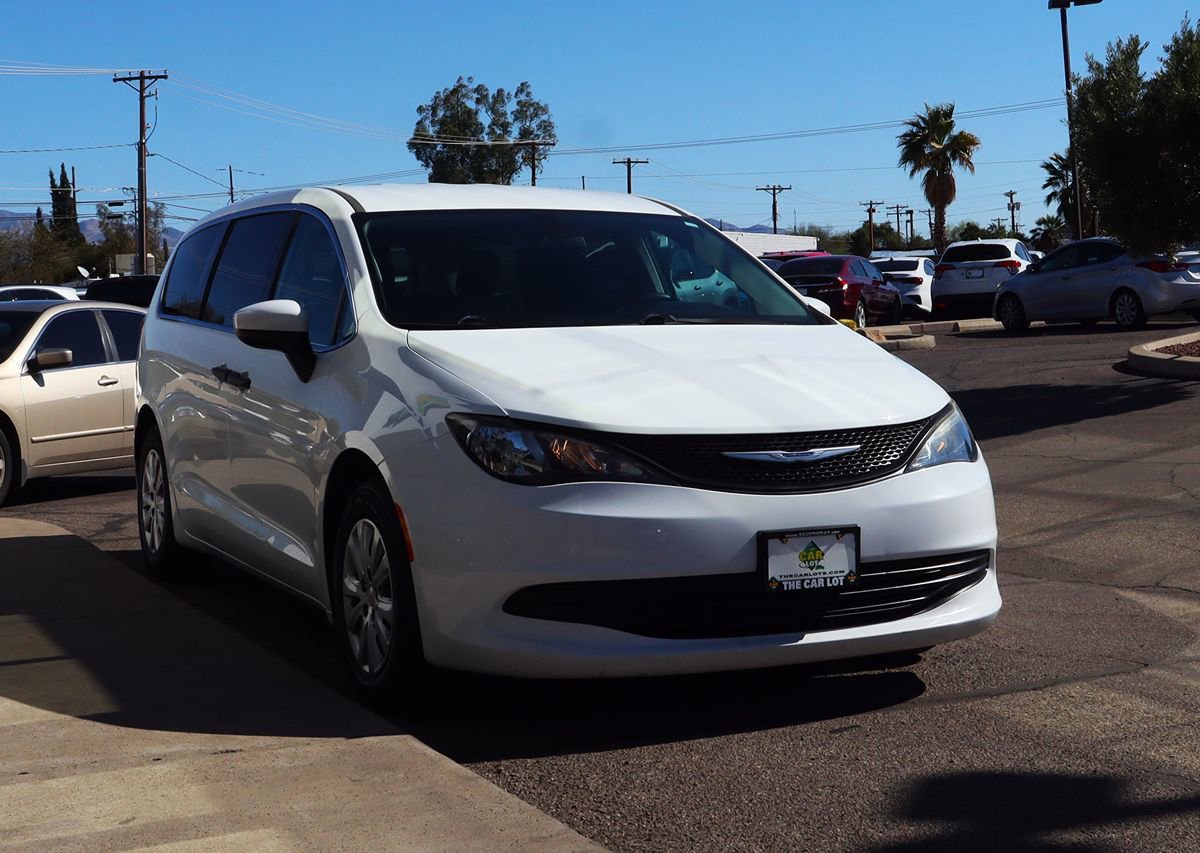 Used 2020 Chrysler Voyager L FWD image 14