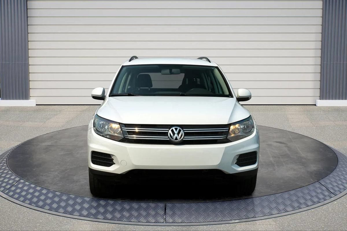 Used 2017 Volkswagen Tiguan Limited w/ Premium Package AWD/4WD image 2