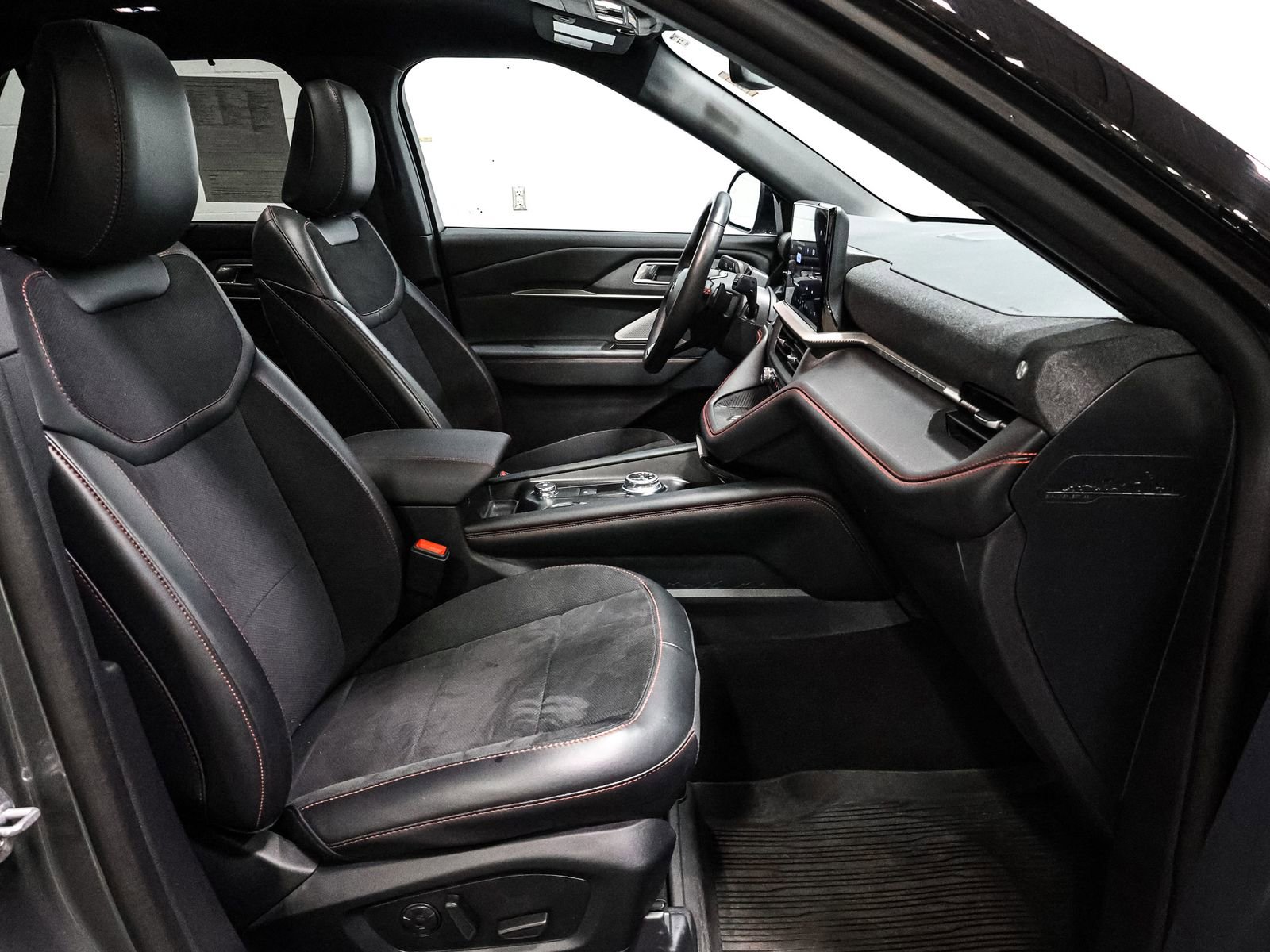 Certified 2025 Ford Explorer ST image 21