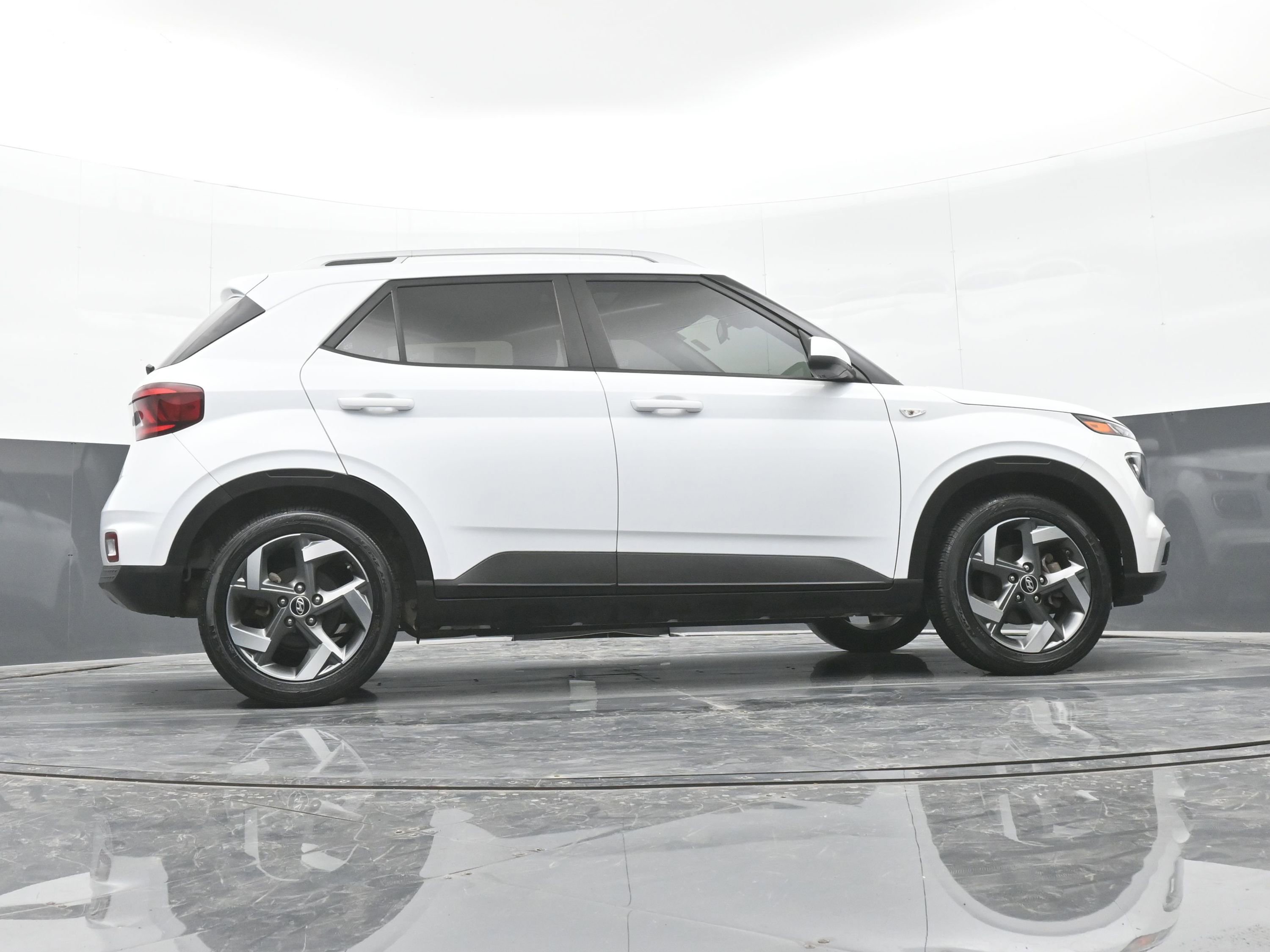 Certified 2022 Hyundai Venue SEL image 45