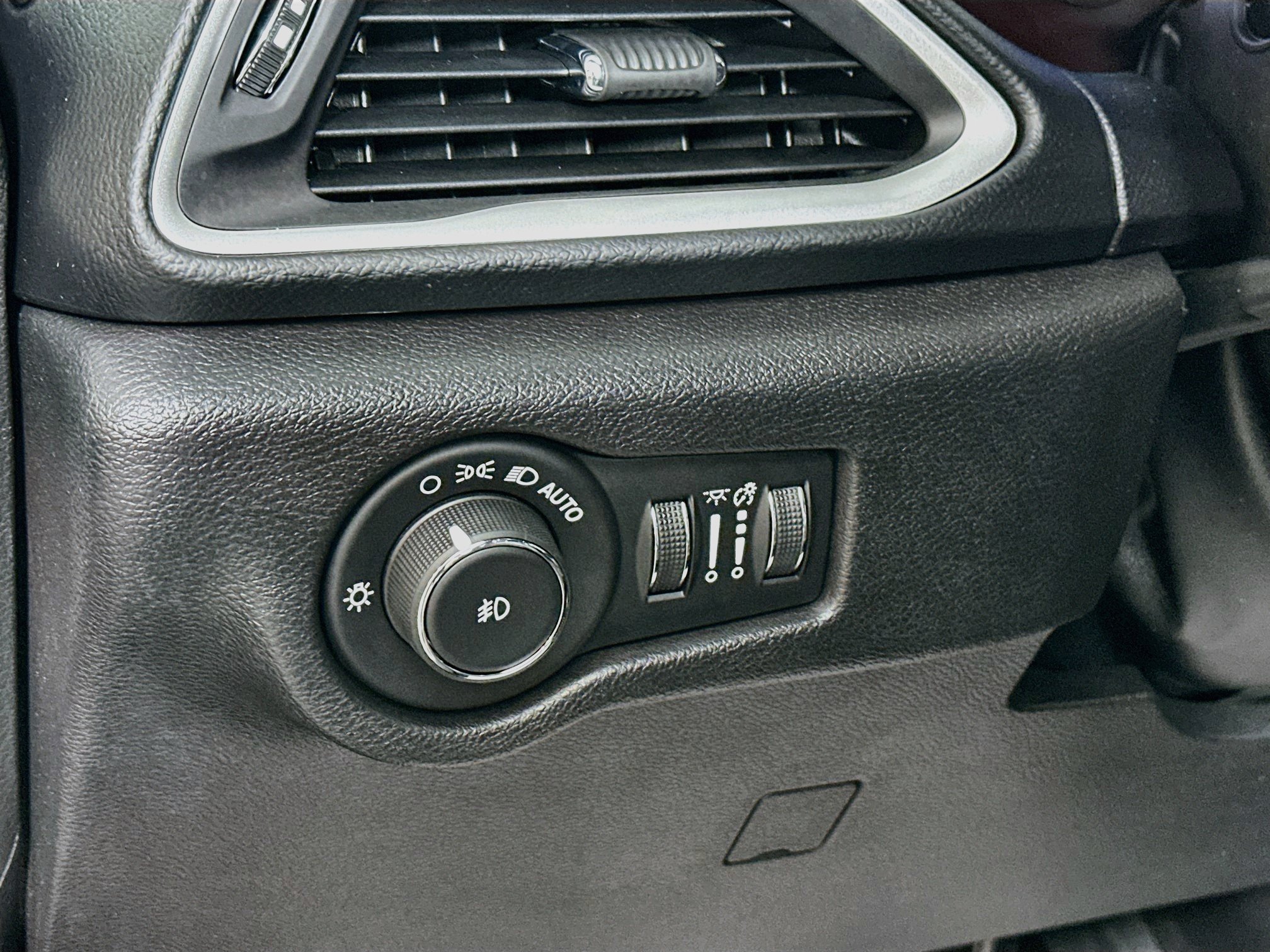 Used 2020 Chrysler Pacifica Touring-L FWD image 10