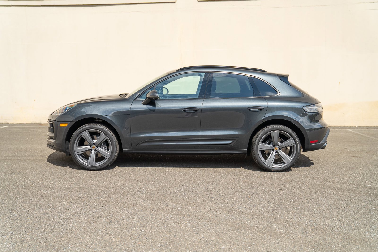 Certified 2025 Porsche Macan image 2