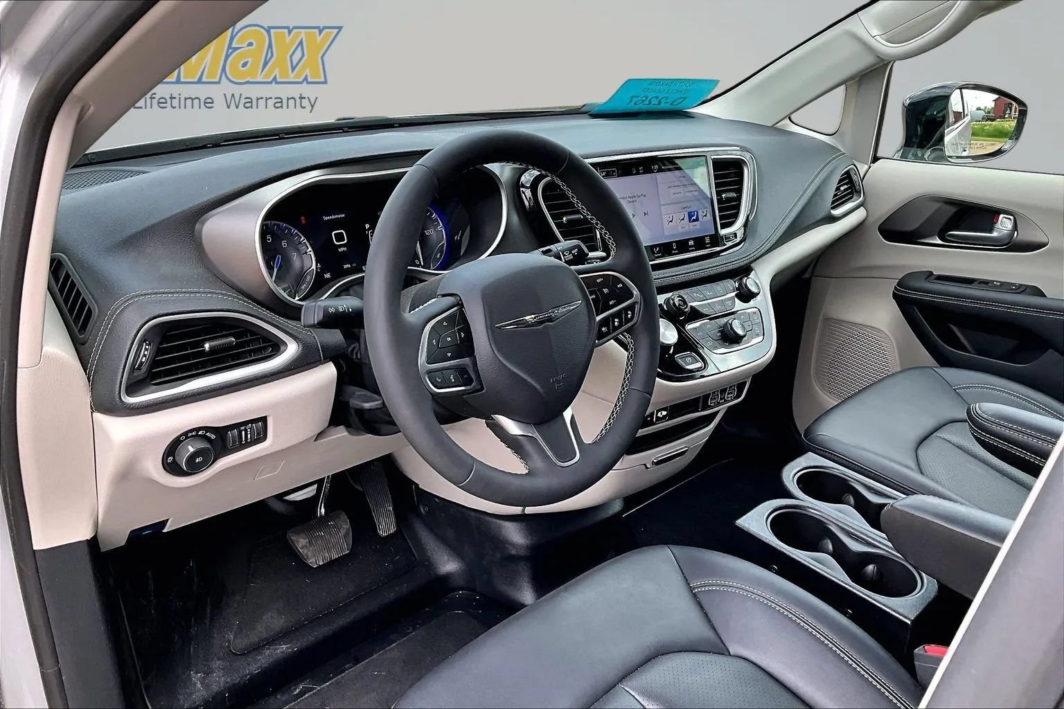 Used 2024 Chrysler Pacifica Touring-L FWD image 16