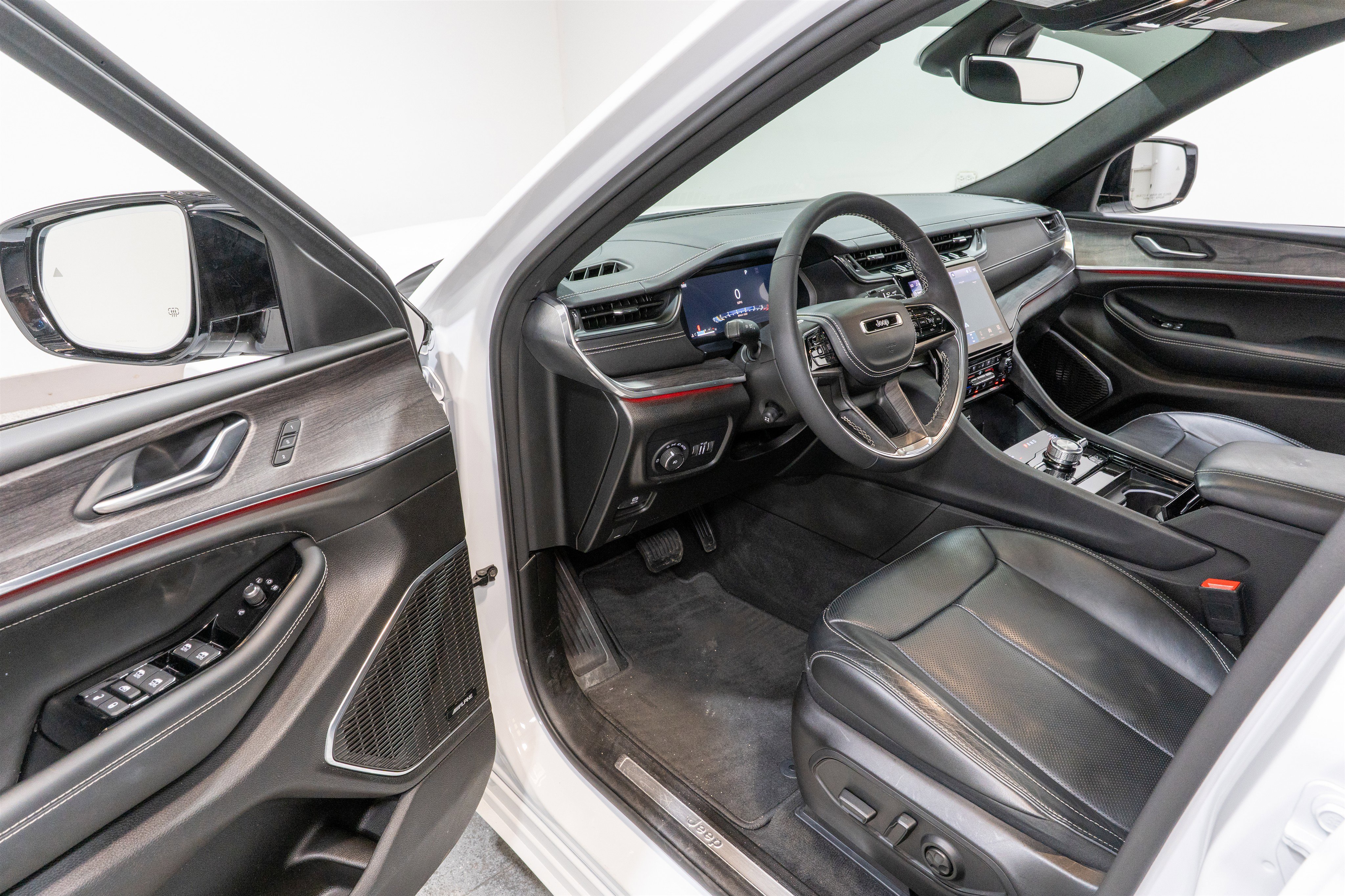 Used 2025 Jeep Grand Cherokee L Overland AWD/4WD image 12