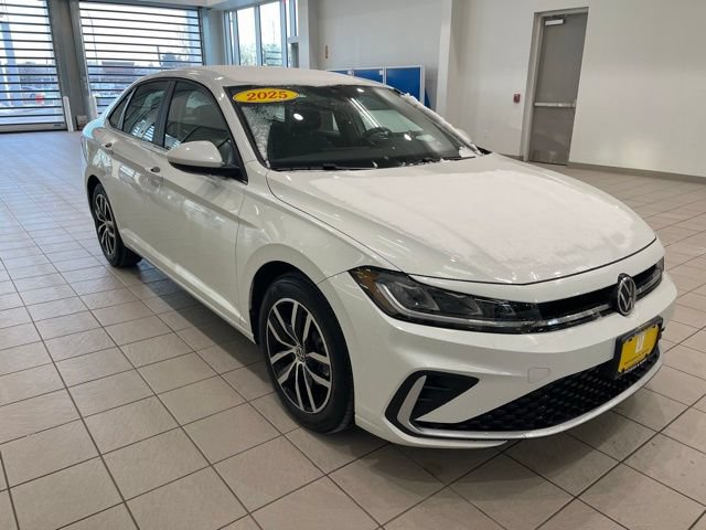 Used 2025 Volkswagen Jetta SE FWD image 1