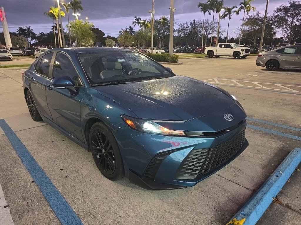Used 2025 Toyota Camry SE image 1